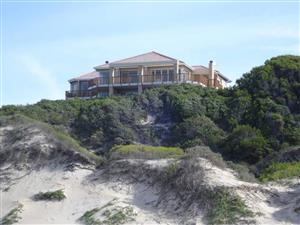 Picturesque 6-Bedroom Home With Sea View - Jeffreys Bay on Auction