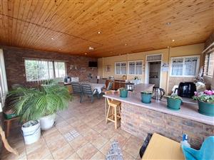 Spacious 4-Bedroom Home large Enclosed Entertainment Area – Ideal for Family Gatherings!