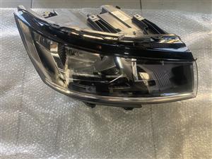 2018 VW CARAVELLE HALOGEN HEADLIGHT RIGHT SIDE FOR SALE. IN PRISTINE CONDITION