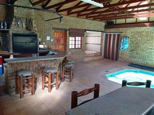 Spacious 4-Bedroom Home with Indoor Pool, Jacuzzi & Flatlet