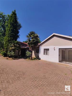House with Flat Ideal Student Accommodation near NWU, SE6, Vanderbijlpark.