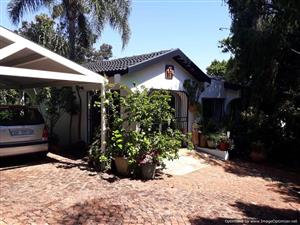 Beautiful "cottage like", 3 bedroom house in Sinoville with stunning garden and sparkling pool