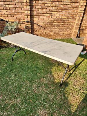 White folding table in great condition for sale