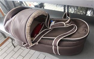 CHELINO CARRY COT WITH RED CARRIER S064673A