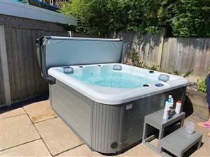 Jacuzzi Hot Tub J245 – Complete Set with Steps, Cover & Lifter