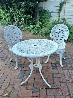 Elegant White Cast‑Iron Bistro Set in the Garden