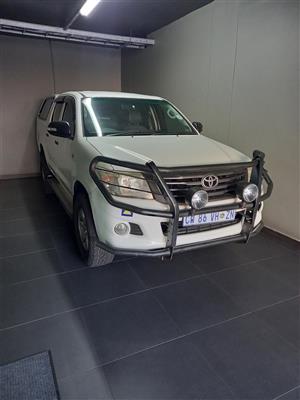 Toyota hilux D/C 4X4 ,canopy, bull bar,tow bar,2.5 srx diesel 