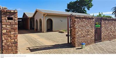 House For Sale in Greenside