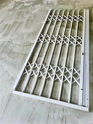 Expandable security gate