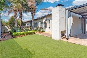 Sunny 2 Bedroom, open plan lounge/kitchen townhouse with carport & garden in SE BLU for sale