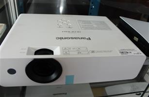 PANASONIC PT-LW376 WHITE PROJECTOR WITH POWERCABLE AND REMOTE (S067863A)