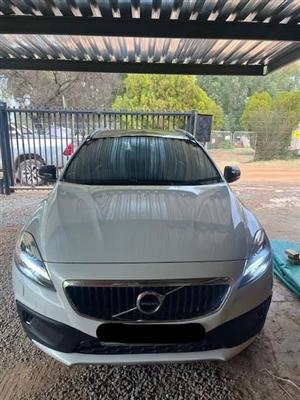 2018 Volvo V40 D4 Cross Country 2.0L Diesel, A/T, Fuel 17-20km/L