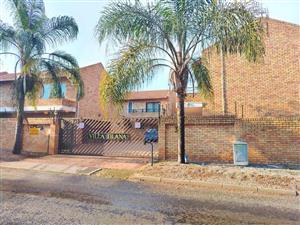 Townhouse For Sale in New Redruth