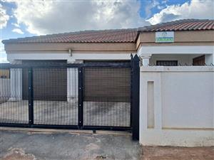 3BEDROOMS HOUSE AVAILABLE FOR RENTAL WITH 2 BATHROOMS, DOUBLE GARAGES.
