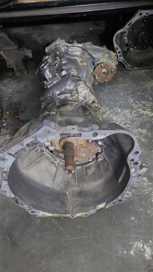 TOYOTA HILUX 4X4 MANUAL GEARBOX AND TRANSFER CASE R18000