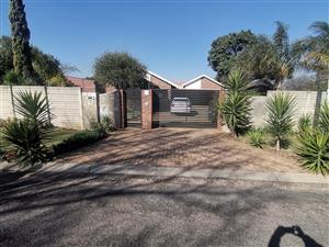 Charming 3 bedroom facebrick family home for sale in Modder East
