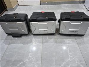 Hard panniers/side boxes