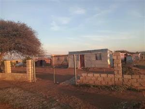 Stand with a 2 room, front wall, gate, fence, toilet, electricity and water 