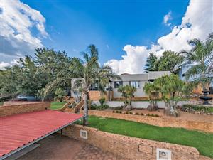 Luxurious Family Living With a Chef’s-Dream Kitchen