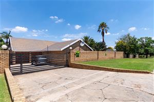 NOT TO BE MISSED LARGE HOME WITH TWO SEPARATE RENTAL INCOME EARNING FLATLETS