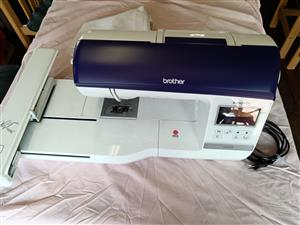 Embroidery machine - Brother NV800E - hardly used