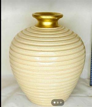 BEAUTIFUL  RICH CREME and Gold Trimmed Vase - A LOVELY  addition to your collection CRESTA