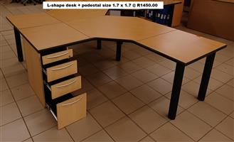 L-shape desks size 1.7 x 1.7