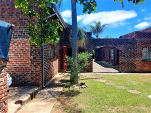 Excellent 6-Bedroom Property with Multiple Business Opportunities – Swartruggens