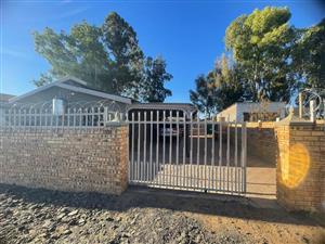 House For Sale in Roodepan