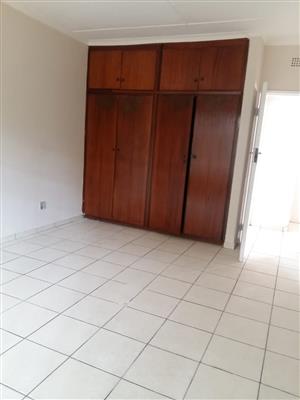 3 Bedroom 1.5 bathroom duplex flat with shared garden rent in Windsor East