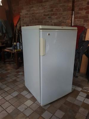 White 185 liter bar fridge with small freezer compartment in very good condition for sale - R1195 if you collect. I CAN DELIVER for only R100 in Pretoria area. Whatsapp , sms or call Pierre on 0825784861