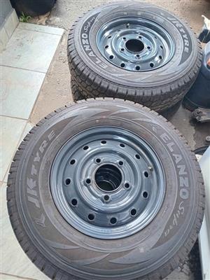 Mahindra Scorpio mhawk 2.2 bakkies rims n tyer size 16 inch for sale