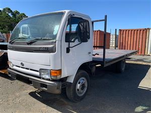 2005 Nissan UD40 - 4 ton flat bed truck for sale !
