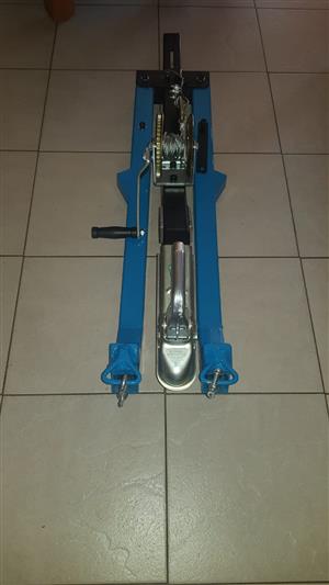 Foldable and universal quick hitch towing A frame