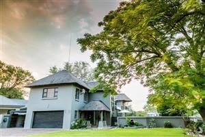 MODERN OPULENCE MEETS BUSHVELD CHARM WITH PRIME GOLF VIEWS