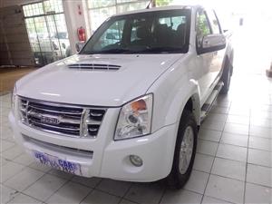 2011 Isuzu KB300D Teq LX Double Cab Manual white color Diesel  116000kM 