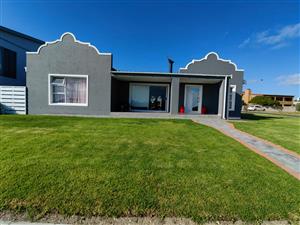Large Coastal Home with Four Income-Generating Flatlets – Pearly Beach