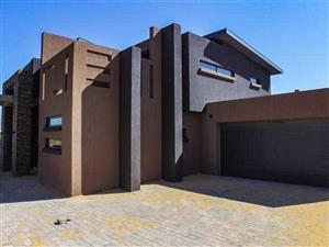 Magnificently Modern Home for Sale in Eye Of Africa, Midvaal !!