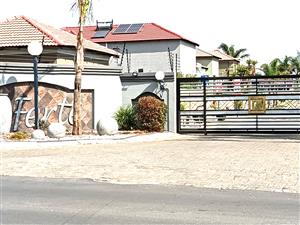 Spacious 4-Bedroom Family Duplex in Exclusive Sonneveld-Ruim 4-Slaapkamer Gesinsdupleks in Sonneveld