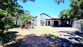 Family Home with Swimming Pool in Noordhoek