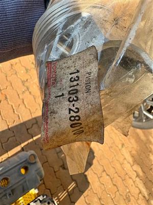Toyota 3T Cylinder Head With 3x New OEM Piston heads