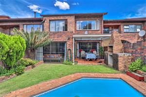 Townhouse For Sale in Buccleuch