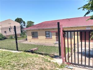 A three bedroom house with a garage is available for rent i Northcrest