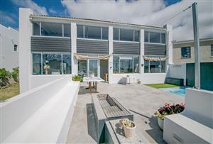 Very Neat 4-Bedroom Holiday Home with lovely views and  Entertainment Areas in Pringle Bay for Sale
