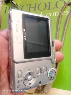 SONY Carl Zeiss Cybershot Vario -Tessar 72 Mega Pixels Camera