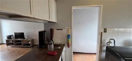 2 BEDROOM FLAT FOR SALE IN SW5.