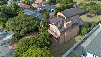 5 Bedroom Home For Sale in Prestigious Linkside, Mossel Bay, Western Cape