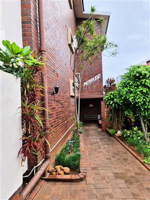 Beautiful 1.5 Bedroom apartment in the Heart of Essenwood, Morningside