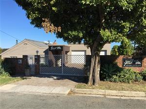 (bedroom house in an upmarket area