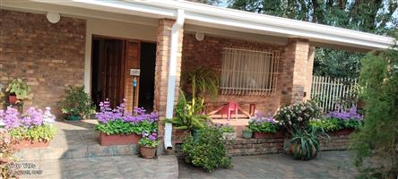 Family Home, Business Rights in Prime Selcourt Location 4 bedroom house with a 4 bedroom office/flat